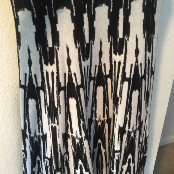 YAL Knee Length Knit Skirt - Picture 2 of 2